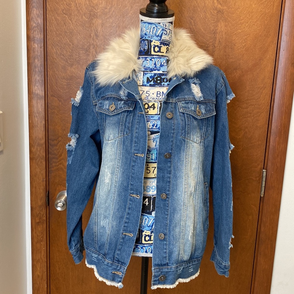 The style Between US distressed jeans jacket size medium